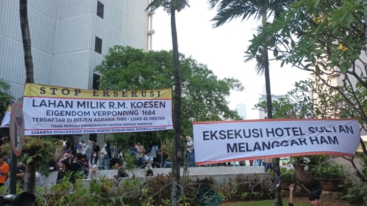 Berbagai Spanduk Dibentangkan Menolak Eksekusi Hotel Sultan (Foto:dok Beritakota.id)