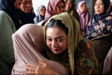 Warga Peluk Bupati Paramitha Saat Terima Bantuan Bencana Rp 2,465 Miliar