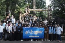LPM Dompet Dhuafa dan Anayatrans Ajak 45 Anak Yatim Rekreasi Edukatif ke Taman Safari Bogor
