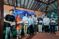 IKA UT Serahkan 10.000 Bibit Tanaman di Banyumas, Dukung Kawasan Pemberdayaan Masyarakat Terintegrasi