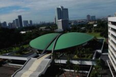 DPR Tak Kunjung Panggil Telkom, Pengamat: Masuk Angin?