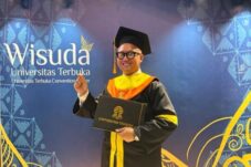 Wisuda UT 2025/2026 I, Imam Pesuwaryantoro Buktikan Kuliah Sambil Kerja Raih Prestasi Internasional