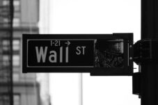 Wall Street Menguat Setelah Kesepakatan AS-Iran, Harga Minyak Turun