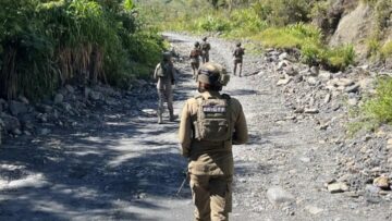 Satgas Damai Cartenz Berpatroli Jalan Kaki di Puncak Jaya