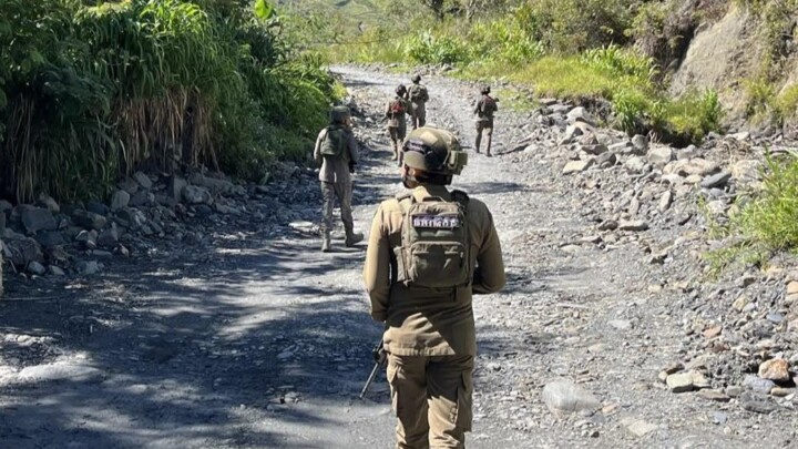 Satgas Damai Cartenz Berpatroli Jalan Kaki di Puncak Jaya