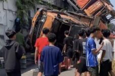 Breaking News: Diduga Rem Blong, Kecelakaan Beruntun Libatkan Dua Truk dan Tiga Motor di Fly Over Kretek Brebes
