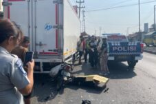 Pengendara Motor Tewas Usai Tabrak Belakang Mobil Boks di Jalur Pantura Tanjung Brebes