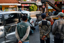 Truk Tronton Tabrak Innova di Pantura Brebes, Oleng Hantam Kantor Kecamatan dan SD