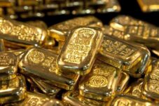 Pasar Menanti Data Inflasi AS, Emas Turun dan Dolar Bertahan