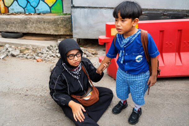 Jurnalis Popy Rakhmawaty bersama anaknya