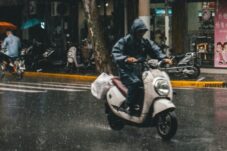 Kesalahan Sering Pemotor Saat Musim Hujan, Jangan Sepelekan