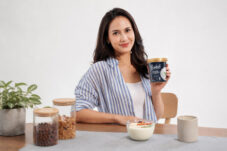 Pevita Pearce Ajak Masyarakat Rutin Konsumsi Yogurt, Ini Manfaatnya bagi Kesehatan