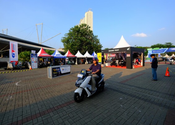 Area test ride untuk kendaraan roda dua berada di Hall 11. Beragam model, mulai dari skuter listrik hingga motor sport (Foto: GIIAS/Beritakota)