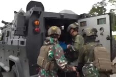 TNI Evakuasi Dua Jenazah Warga Sipil Korban Pembunuhan Kelompok Bersenjata di Yahukimo, Satu Korban Masih Dicari