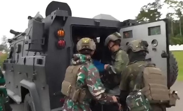 TNI Evakuasi Dua Jenazah Warga Sipil Korban Pembunuhan Kelompok Bersenjata di Yahukimo, Satu Korban Masih Dicari